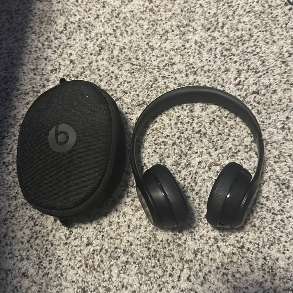 Beats Solo Wireless 3 with Case